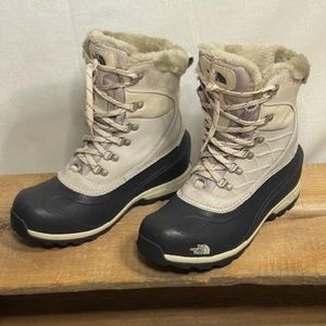 North Face Chilkat 400 Women’s Winter Boots size 9. Great Condition!